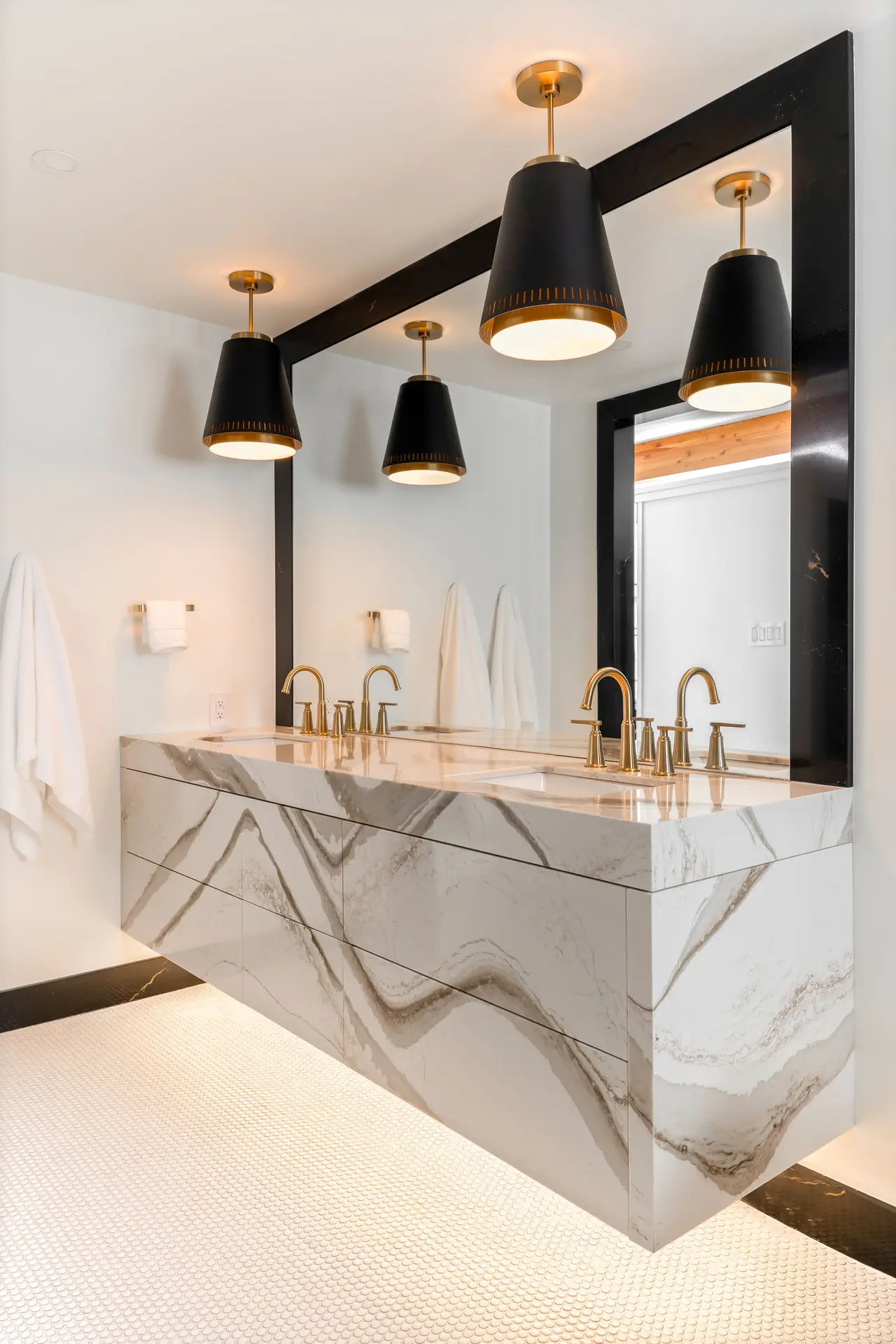 Brittanicca Gold Warm™ Design Detail Slab Inspiration